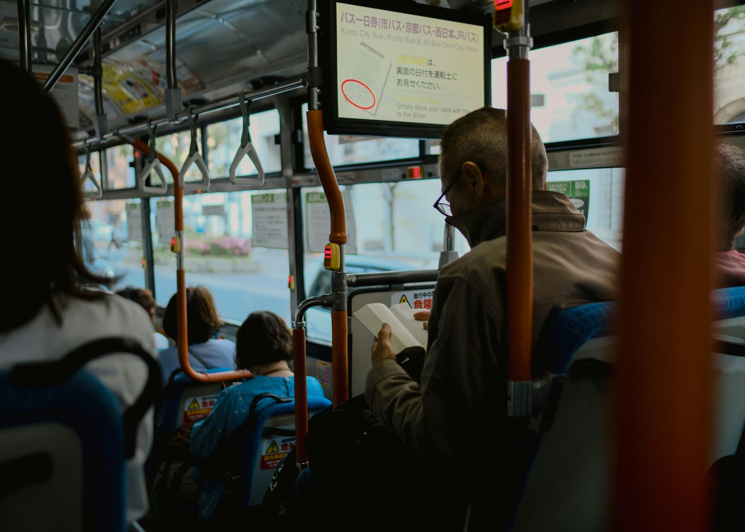 How to Use Local Buses for Exploring Suburbs